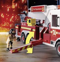 PLAYMOBIL City Action 70935 Feuerwehr-Fahrzeug: US Tower Ladder mit Wasserpumpe, Schlauch und Pumpkolben, Blinklicht und US Sirenen-Sound, ab 5 Jahren